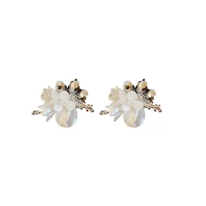 Elegante, mit 14 Karat Gold überzogene Blumenohrstecker mit Zirkon und Tropfenperlen