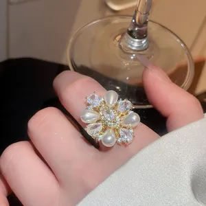 Nahaufnahme eines eleganten Rings mit 14k Goldbeschichtung, Perlen und Zirkonia-Steinen