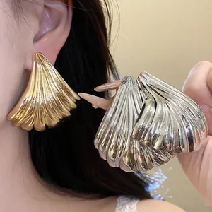 Orecchini a lobo vintage in metallo a strisce a forma di ventaglio oro e argento