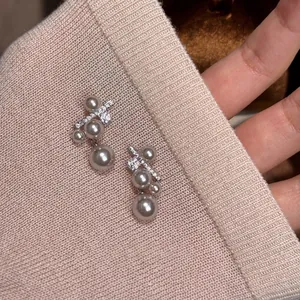Orecchini a perno minimalisti in stile coreano con perle e zirconi su maglia rosa