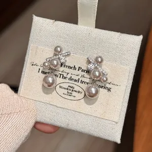 Orecchini a perno in stile coreano con perle e zirconi cubici su supporto in tessuto crema