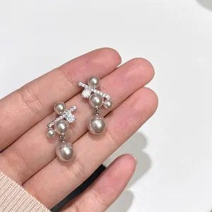Orecchini a lobo minimalisti stile coreano con perle rotonde e zirconi sulla mano