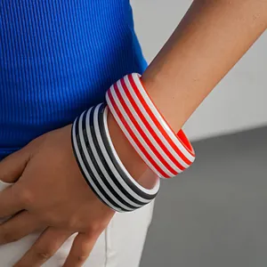 Brazaletes modernos de resina con rayas en rojo vibrante y negro clásico para mujer