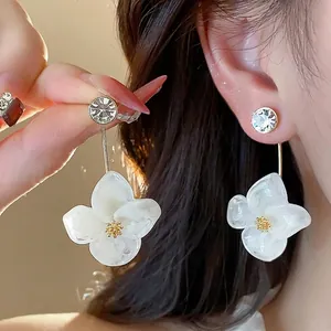 Elegant 18k gold plated resin flower stud earrings with sparkling rhinestone detail