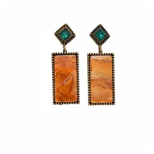 Vintage goldene rechteckige Ohrringe mit grünen Strasssteinen und bernsteinfarbenem Acetat.