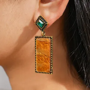 Nahaufnahme von Vintage-Acetat-Ohrringen mit elegantem grünem Strassstecker-Detail