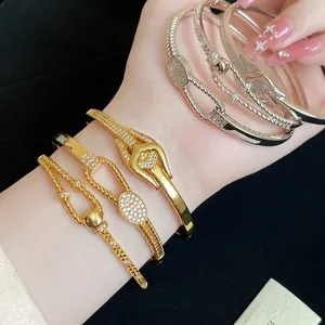 Luxuriöses, 18 Karat vergoldetes Armband mit gedrehtem Verschluss und Zirkonia-Steinen