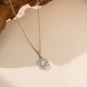 Vue détaillée d'un collier pendentif flocon de neige en argent avec cristaux micro-pavé