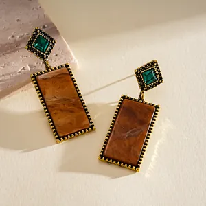 Detailansicht der Vintage-Ohrringe mit rechteckigem Acryl und grünen Kristallakzenten