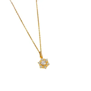 Collier pendentif flocon de neige élégant avec cristaux micro-pavé étincelants en or.