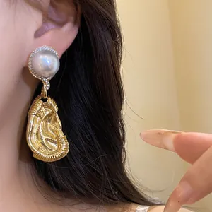 Detailansicht hochwertiger Vintage-Ohrhänger mit Goldbeschichtung, Perlen und Strass