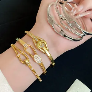 Detail des 18K vergoldeten geflochtenen Knotenschnallen-Armbands mit Zirkonia-Inlays