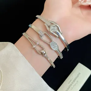 Detailaufnahme von drei mit 18K Silber beschichteten Zirkonia-Armreifen für Damen