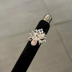 Bague fleurie vintage française exquise en zircon avec pierres roses et bleues argentées