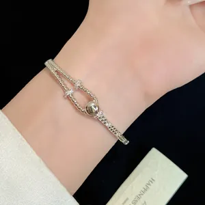 Detailansicht eines eleganten, 18 Karat vergoldeten Armbands mit funkelndem Zirkon
