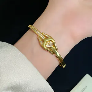 Detailansicht eines 18 Karat vergoldeten Armreifs mit funkelndem Zirkonia-Inlay.