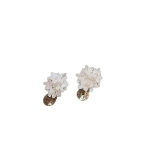 Elegante weiße Reseblummen-Ohrstecker mit bernsteinfarbenen Tropfenkristallanhängern