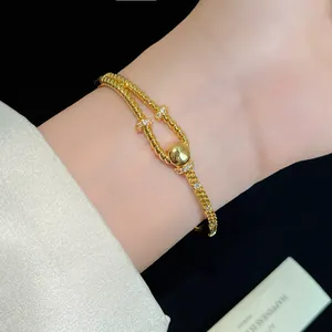 Detailansicht einer 18 Karat vergoldeten Knotenspange mit funkelnden Zirkonia-Steinen