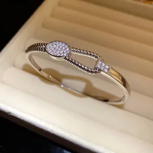 Nahaufnahme eines silbernen gedrehten Armreifs mit Zirkonia in einer Schmuckschatulle