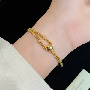 Eleganter 18K vergoldeter gedrehter Armreif mit Pavé-Zirkonia-Detail am Handgelenk