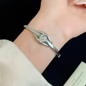 Silbernes 18K vergoldetes Armband mit Knotenschnalle und funkelndem Zirkonia