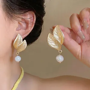Pendientes de Botón de Hoja Estilo Francés con Poste de Plata de Ley 925 Color Dorado Perlas de Agua Dulce para Mujer Joyería