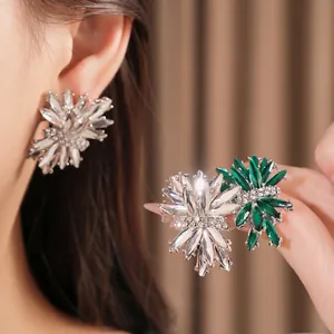 Elegantes pendientes de botón con forma de fuegos artificiales y cristales brillantes.