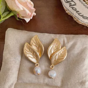 Elegantes pendientes de hoja dorada estilo francés con perlas blancas de agua dulce
