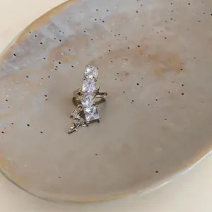 Vista dettagliata di un ear cuff a stella argentato con brillanti zirconi trasparenti