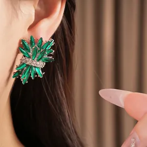 Elegantes pendientes de plata con cristales verdes y diamantes de imitación diseño de fuegos