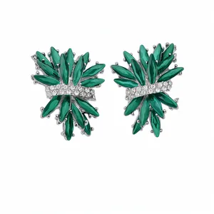 Elegantes pendientes de botón verdes con forma de fuegos artificiales y diamantes