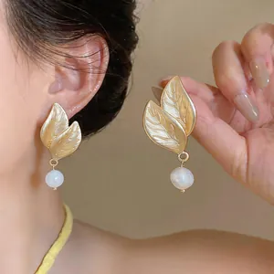 Vista detallada de pendientes de hoja de estilo francés con perlas de agua dulce y plata