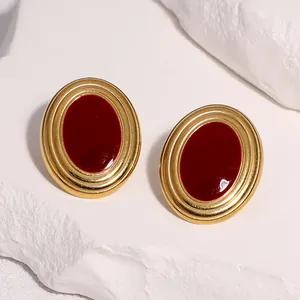 Orecchini a perno vintage dorati in acciaio inossidabile con smalto rosso su fondo pietra