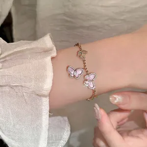 Eleganter Goldketten-Armreif mit rosa Schmetterlings-Anhängern und Zirkon-Akzenten