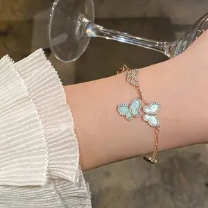 Nahaufnahme eines eleganten Zirkon-Schmetterlingsarmbands am Handgelenk