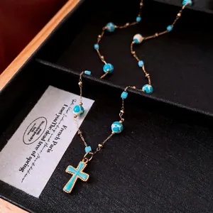 Vintage-Halskette mit blauem Emaille-Kreuzanhänger und eleganten türkisfarbenen Perlen