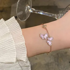 Detailansicht eines roségoldenen Schmetterlingsarmbands mit rosa Einlage und Zirkonen