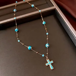Vintage Halskette mit blauem Kreuzanhänger, türkisfarbenen Perlen und Goldkette