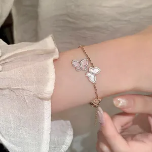 Nahaufnahme eines roségoldenen Schmetterlingsarmbands mit Zirkonia-Details