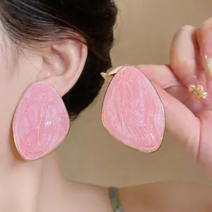 Orecchini a perno geometrici rosa irregolari con design elegante in stile coreano
