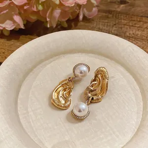 Eleganti orecchini vintage a forma di orecchio con perle e strass brillanti incastonati