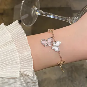 Nahaufnahme eines eleganten Roségold-Armbands mit Zirkon-Schmetterlingsanhängern
