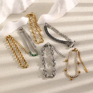 Collection de bracelets à chaîne en acier inoxydable plaqué or 18 carats avec strass.