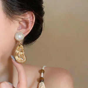 Eleganti orecchini vintage con perle e diamanti e pendente dorato testurizzato di classe