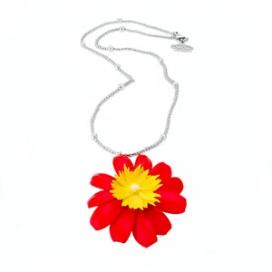Collier avec pendentif marguerite rouge et jaune vif et chaîne à perles argentées pour femme.