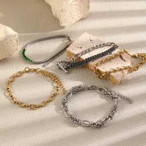 Vue détaillée de bracelets chaîne minimalistes en acier inoxydable plaqués or 18 carats.