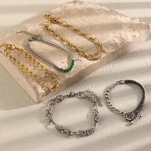 Vue détaillée de divers bracelets chaînes en acier inoxydable or et argent avec pierres.