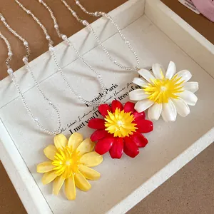 Gros plan de colliers marguerites aux couleurs vives avec perles pour les vacances d'été