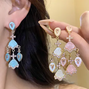 Gros plan de boucles d'oreilles vintage en acétate avec zircons en trois couleurs