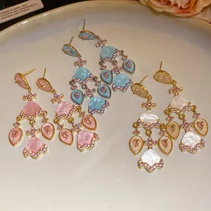 Vue détaillée de boucles d'oreilles vintage en acétate avec pampilles goutte d'eau